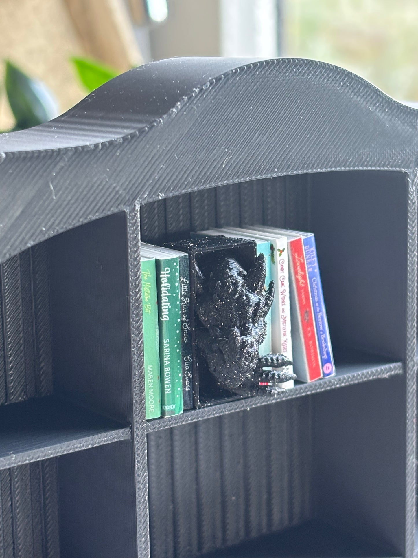 Drage med klør - Miniatyr Book Nook til Mini Bokhylle