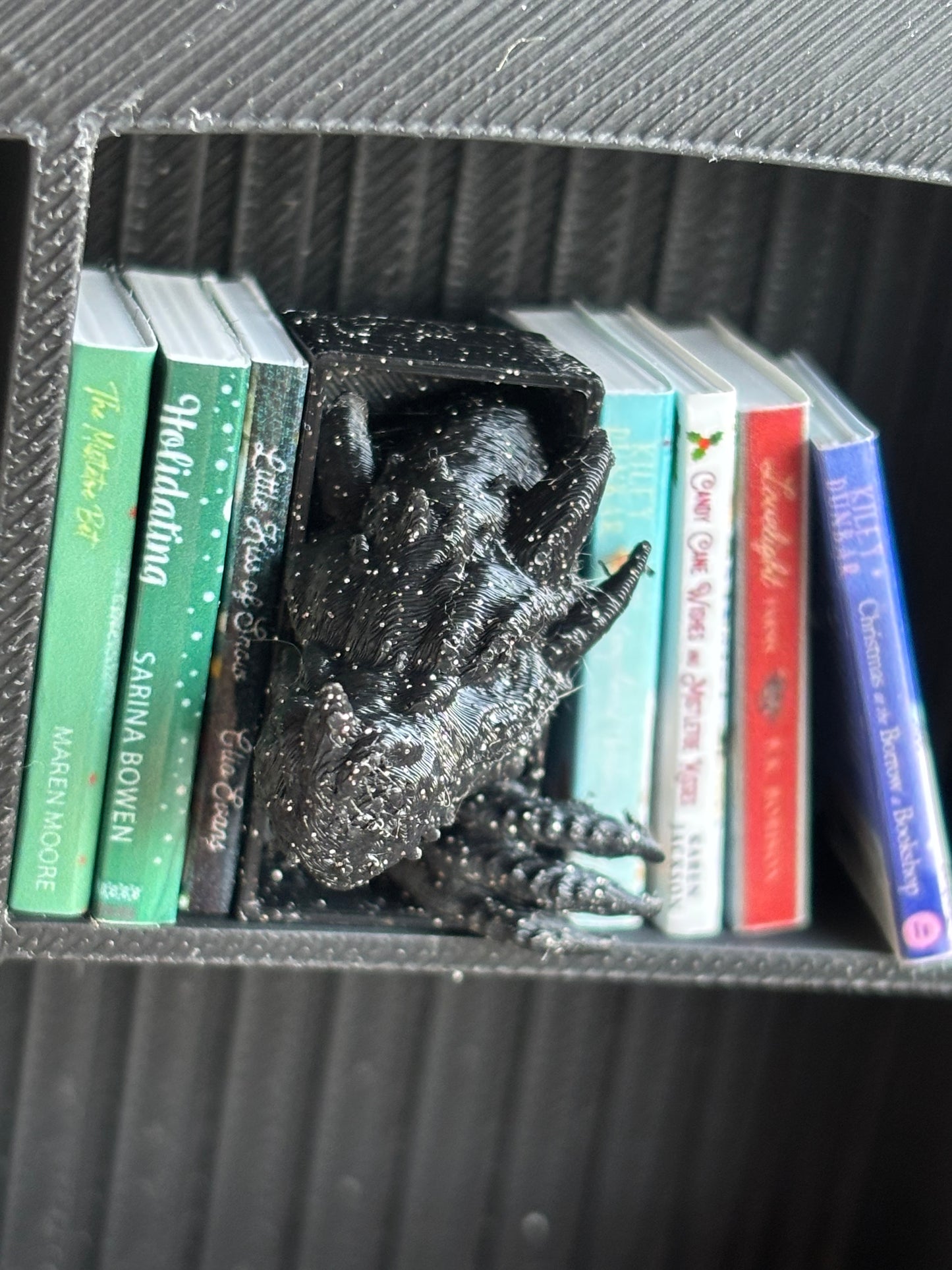 Drage med klør - Miniatyr Book Nook til Mini Bokhylle