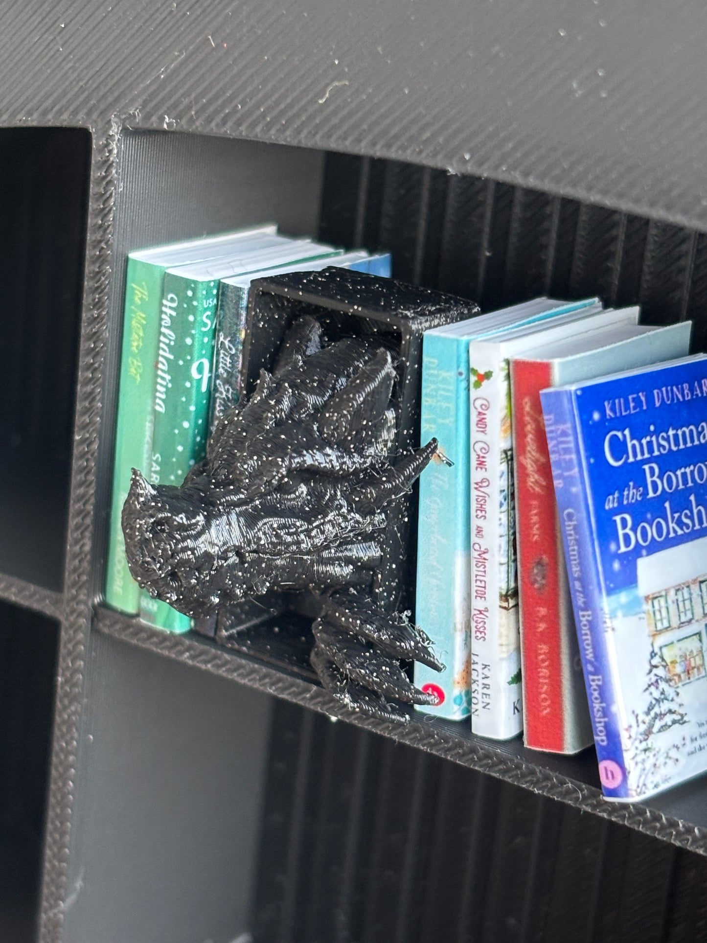 Drage med klør - Miniatyr Book Nook til Mini Bokhylle