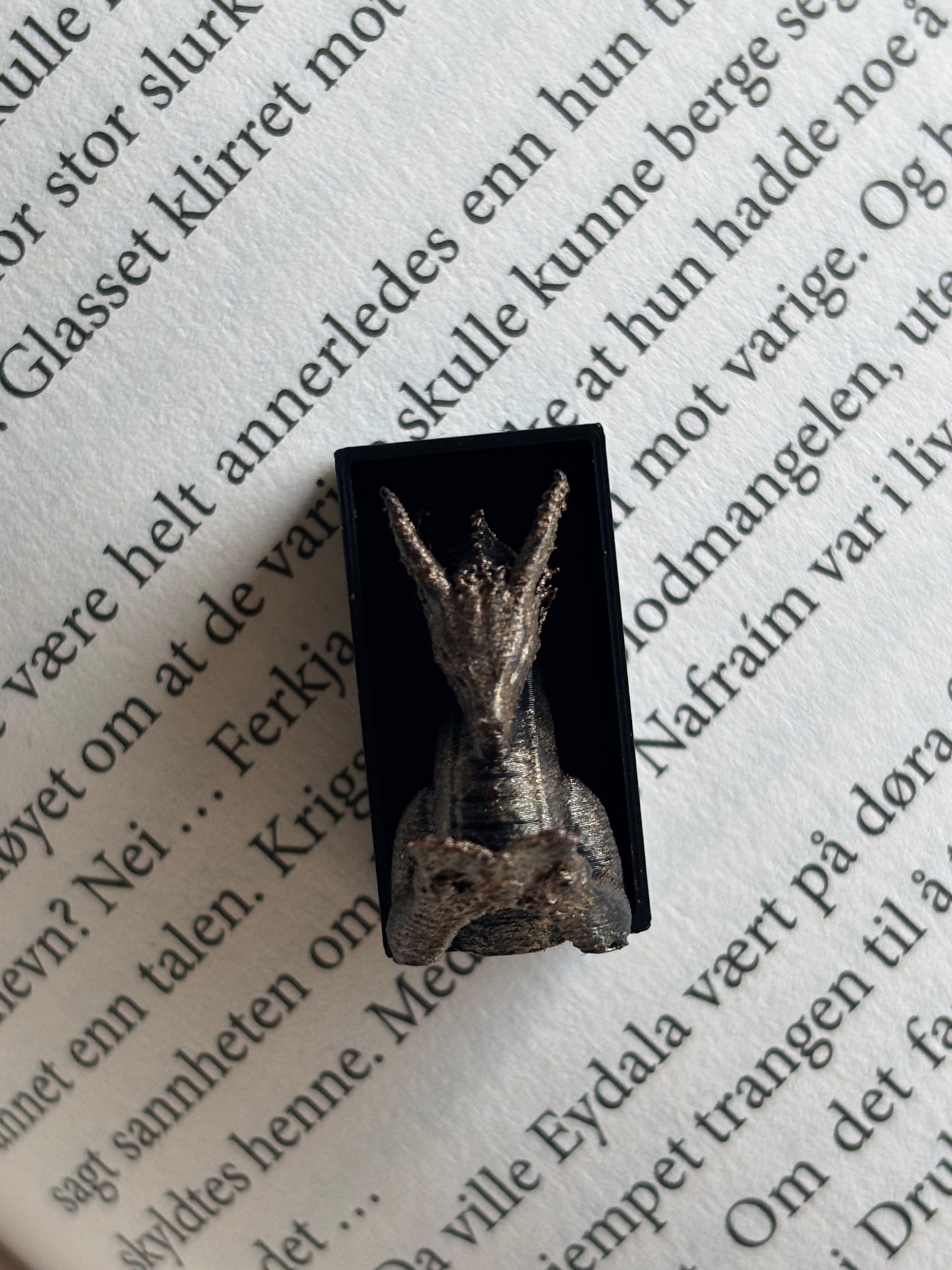 Lesedrage - Miniatyr Book Nook til Mini Bokhylle