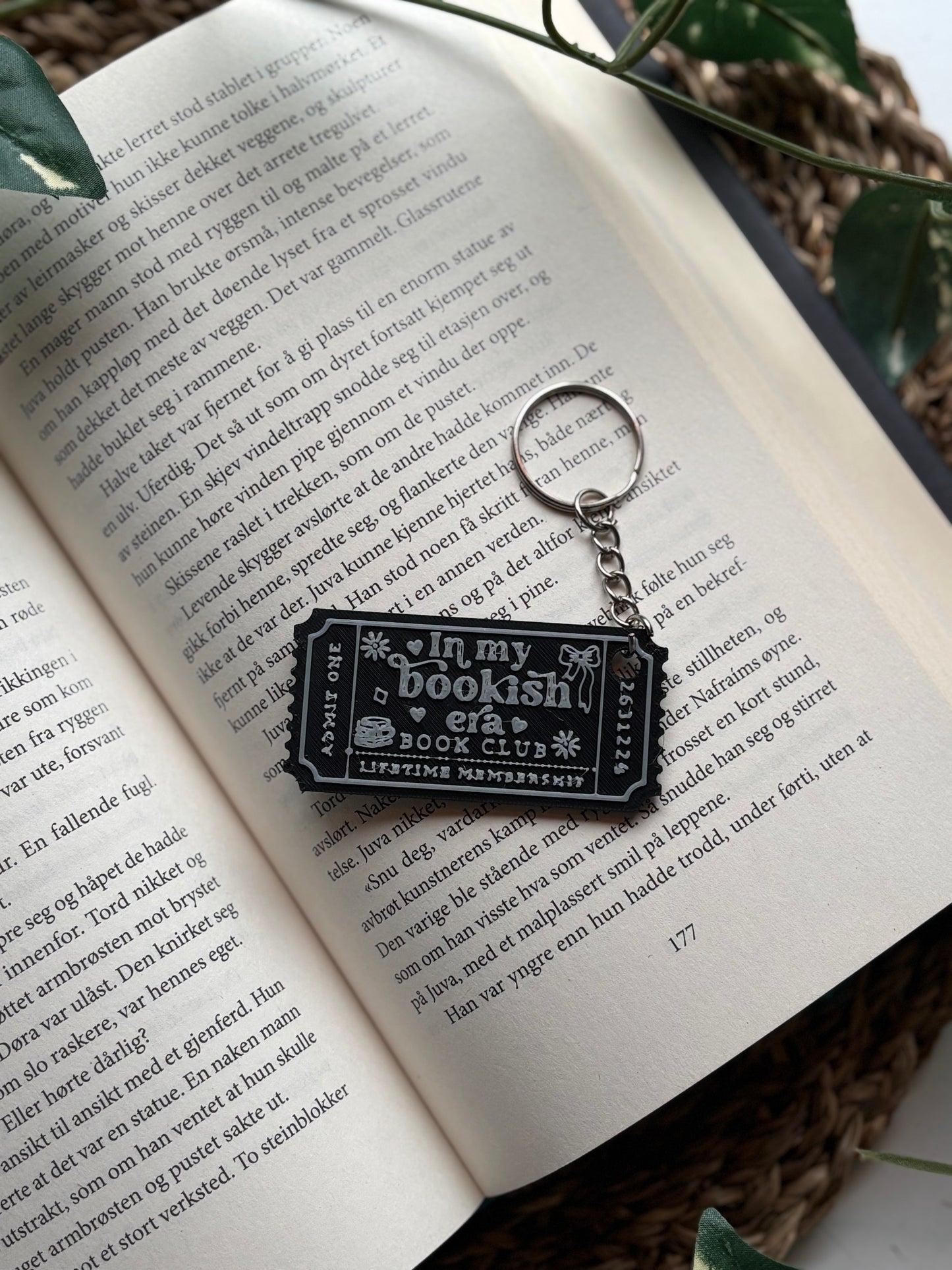 In My Bookish Era Ticket Pin (B-vare)