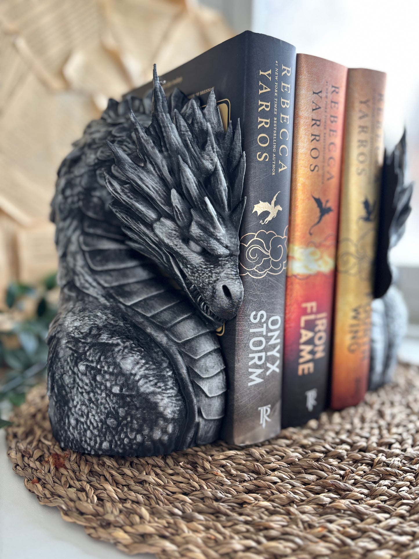 Silver Elder Spine Dragon Bokstøtte