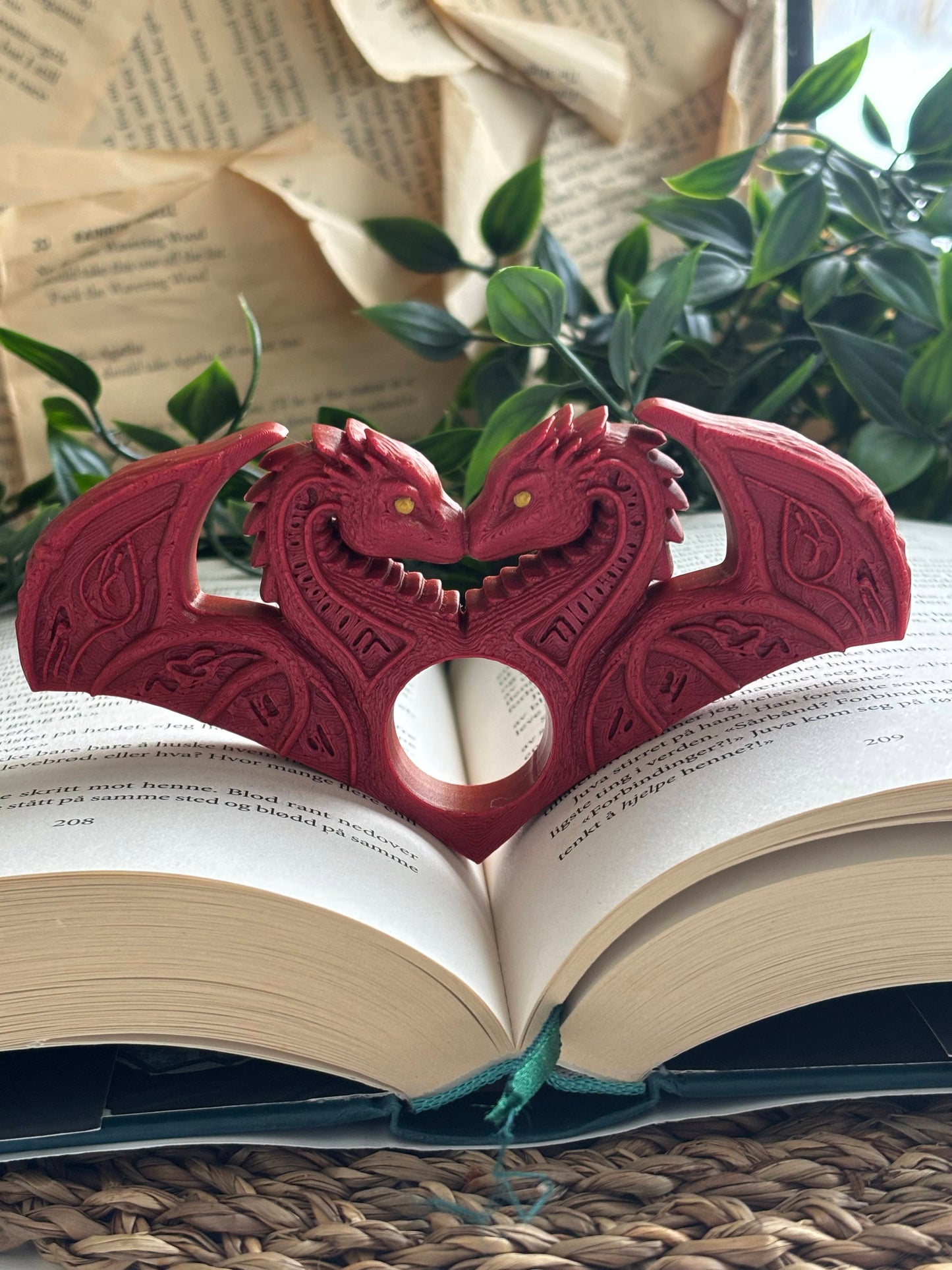 Dragon Embrace Sideholder / Thumb Page Holder