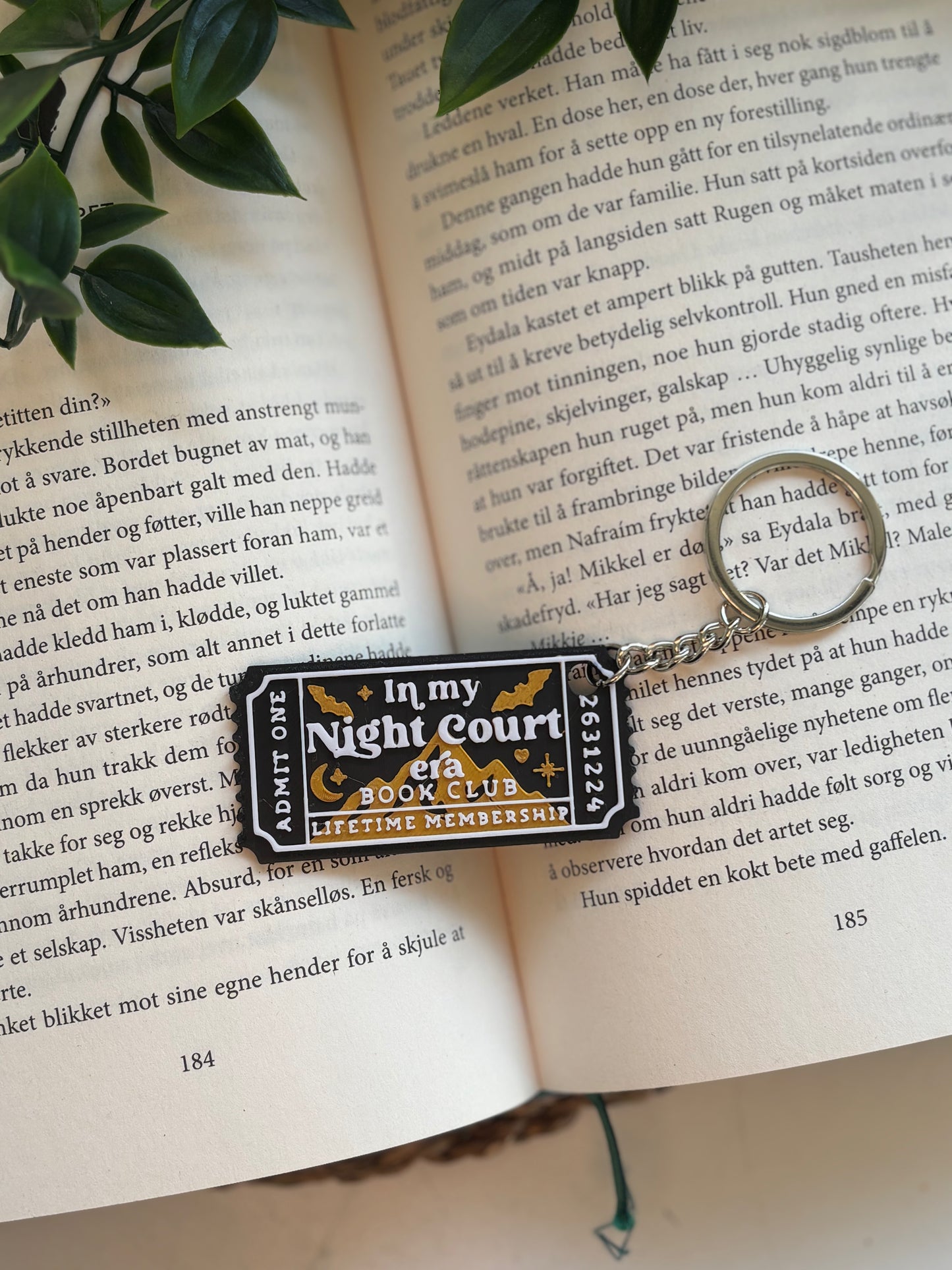 In My Night Court Era Book Club Nøkkelring