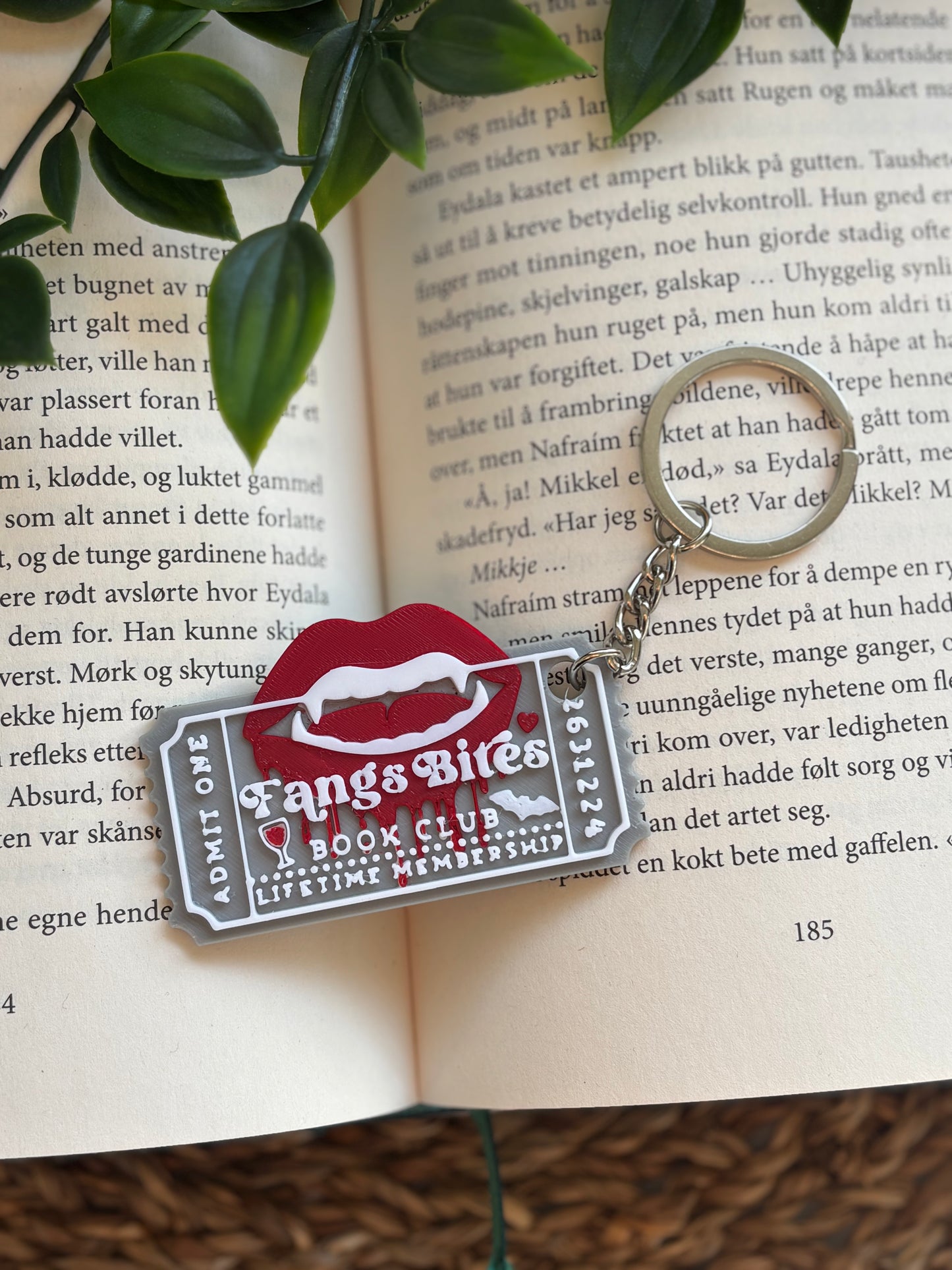 Fangs Bites Book Club Nøkkelring
