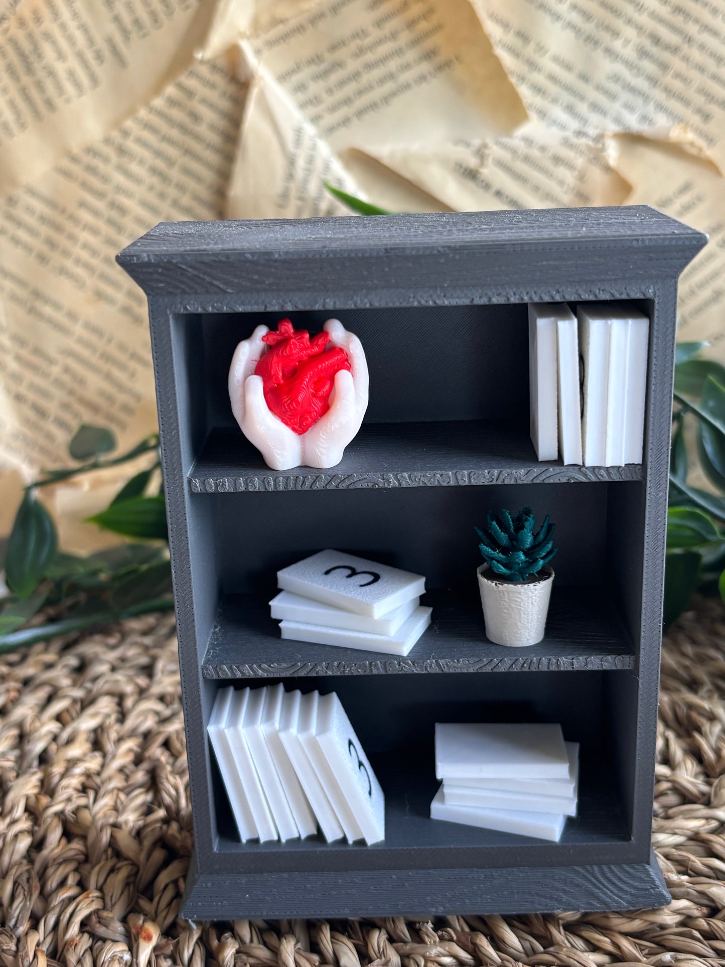 Hands w/ heart figure -  Miniatyr til mini bokhyller