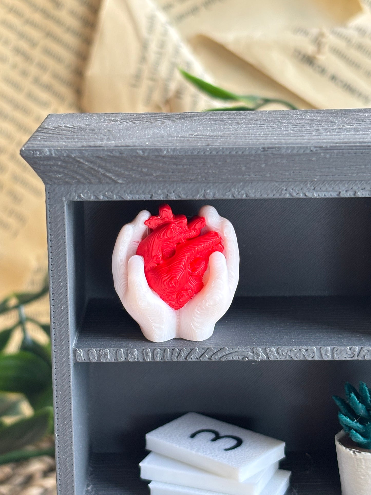 Hands w/ heart figure -  Miniatyr til mini bokhyller