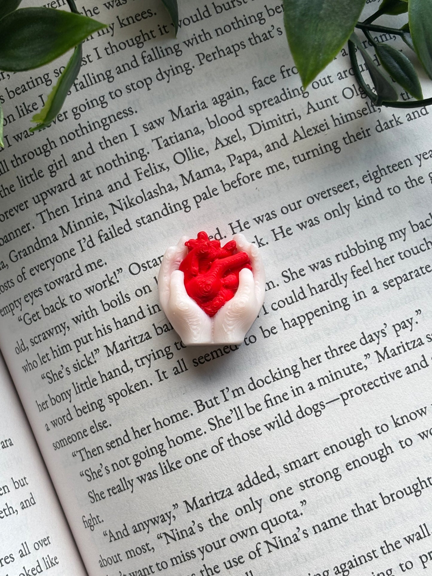 Hands w/ heart figure -  Miniatyr til mini bokhyller