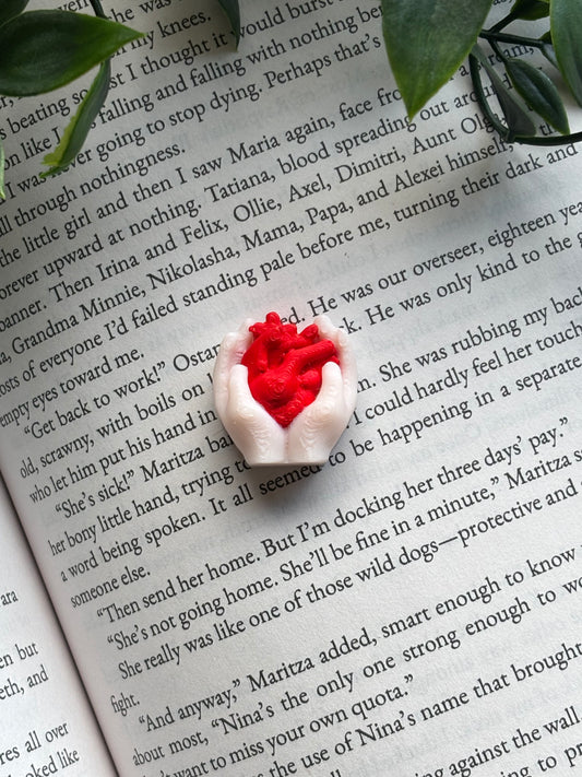 Hands w/ heart figure -  Miniatyr til mini bokhyller