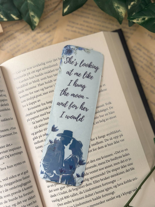 She's Looking at me like I hung the moon Bokmerke