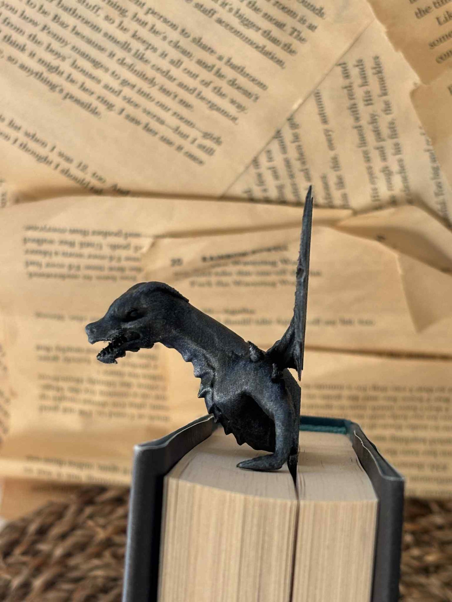 Silver Painted Dragon Emerging Bokmerke