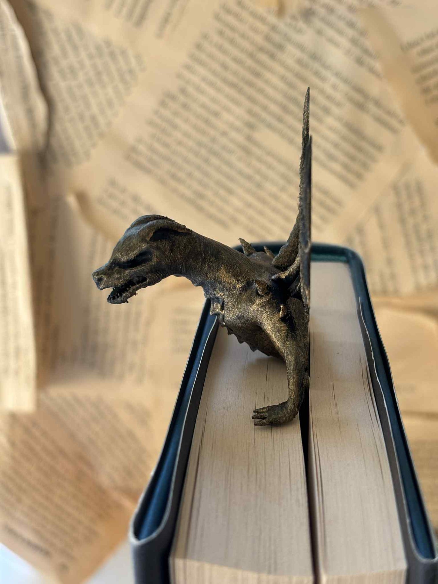 Gold Painted Dragon Emerging Bokmerke