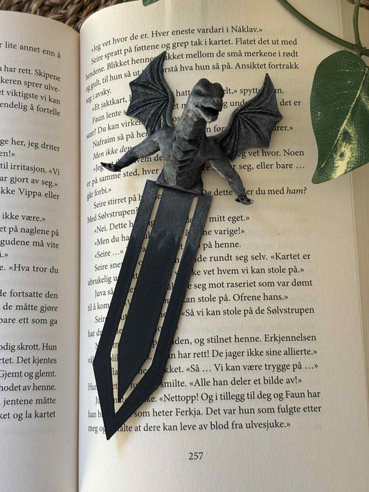 Silver Painted Dragon Emerging Bokmerke