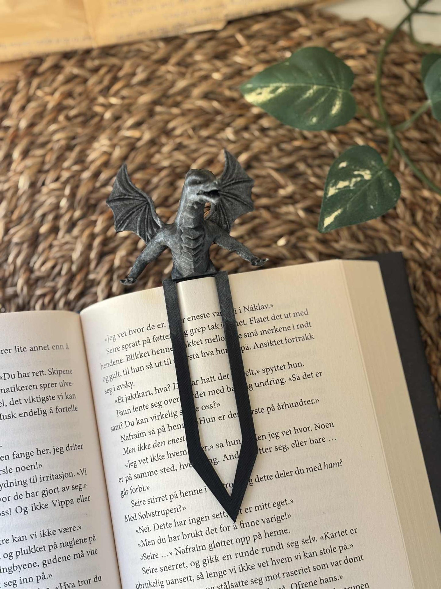 Silver Painted Dragon Emerging Bokmerke